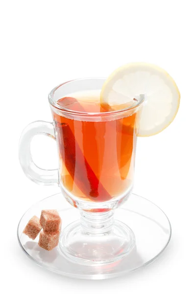 Скляна чашка чаю з білим фоном — стокове фото
