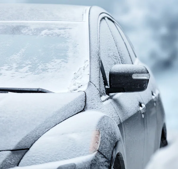 Samochód pod śniegiem — Zdjęcie stockowe