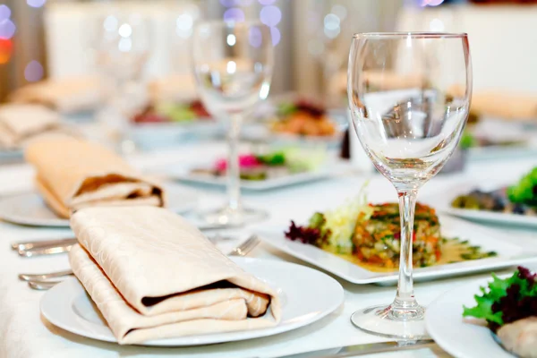 Serveras bord i restaurang Stockfoto