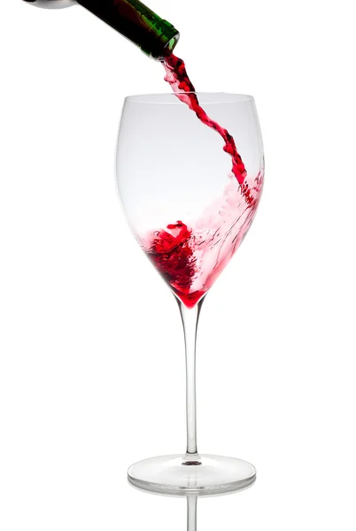 Verter vino tinto en copa de vidrio aislada sobre blanco —  Fotos de Stock