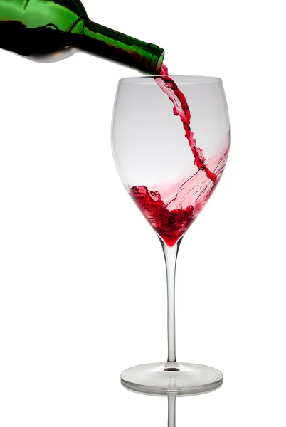 Turnarea vinului roșu în pahar izolat pe alb — Fotografie, imagine de stoc