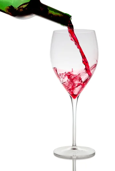 Verser du vin rouge dans un gobelet de verre isolé sur blanc — Photo