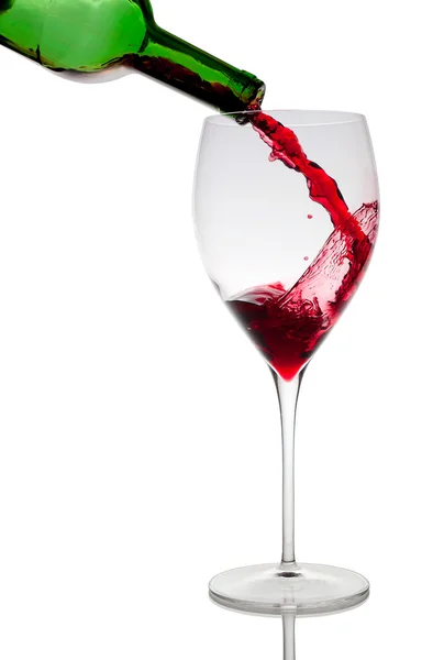 Einschenken von Rotwein in Glaskelch isoliert auf weiß — Stockfoto