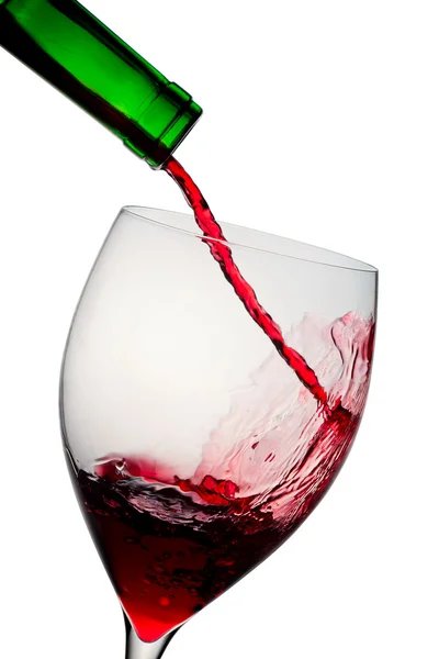 Verter vino tinto en copa de vidrio aislada sobre blanco — Foto de Stock