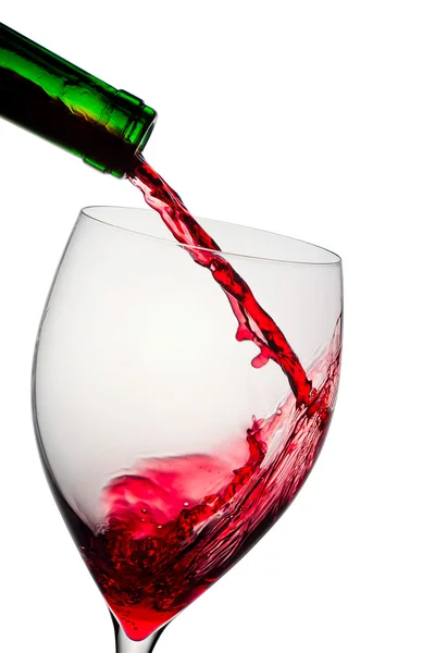 Nalewanie wina czerwonego w szklany kielich na białym tle — Zdjęcie stockowe