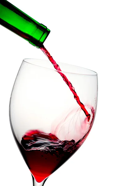 Verser du vin rouge dans un gobelet de verre isolé sur blanc — Photo
