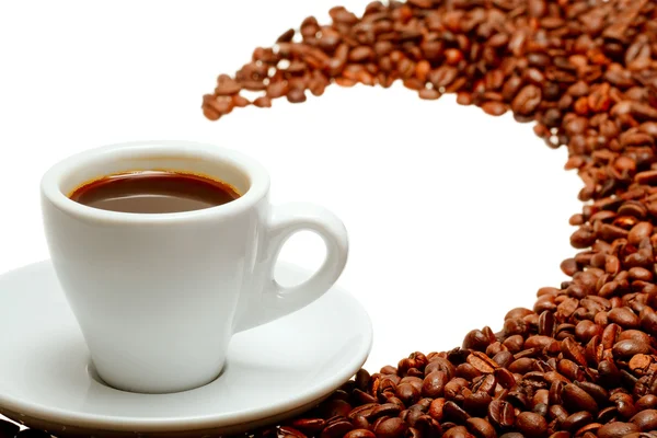 Xícara de café e grãos no fundo branco — Fotografia de Stock