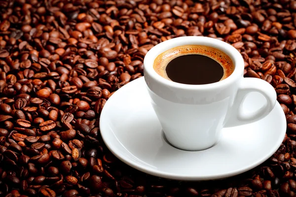 Csésze kávé, szemes kávé a költségszámítás — Stock Fotó