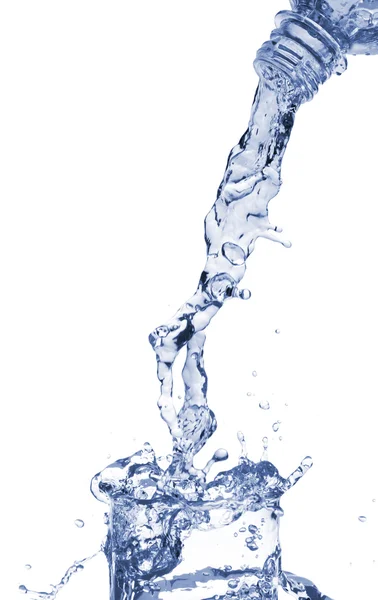 Wasser ins Glas gegossen — Stockfoto