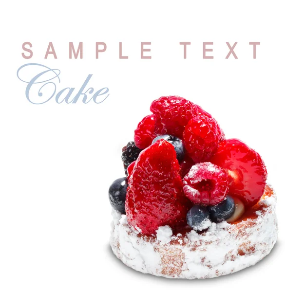 Торт с ягодами на белом — стоковое фото