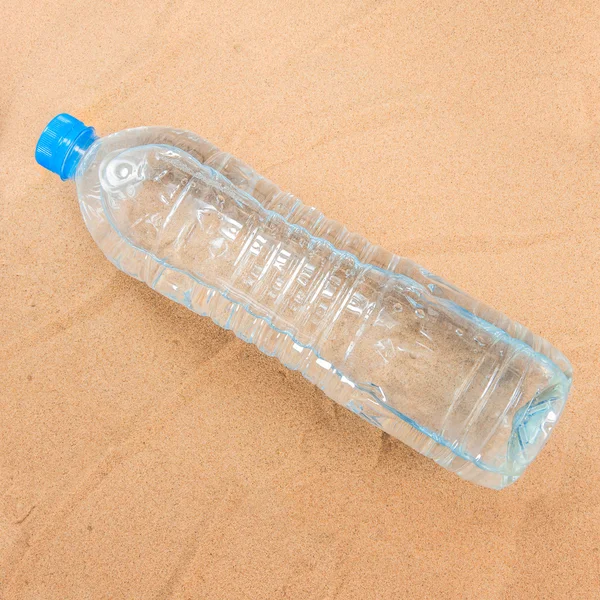 Wasserflasche aus Kunststoff. — Stockfoto