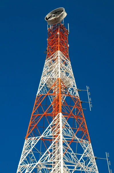 Телекоммуникационная башня . — стоковое фото