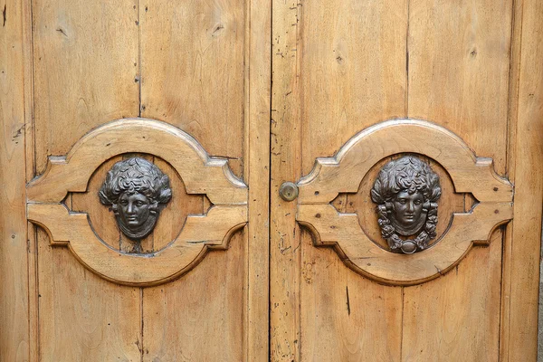Twee deur knocker — Stockfoto