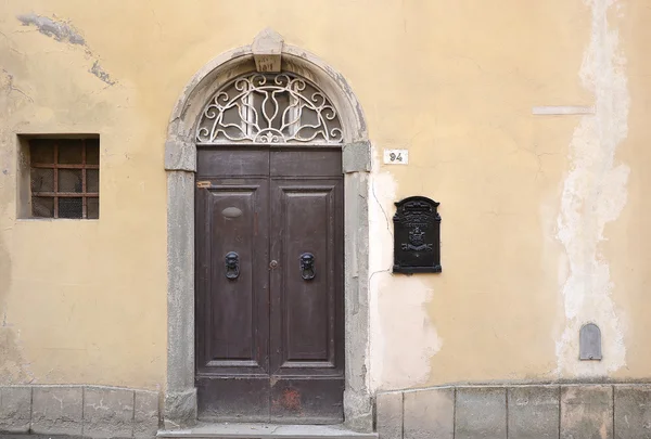Eski İtalyan ahşap kapı — Stok fotoğraf