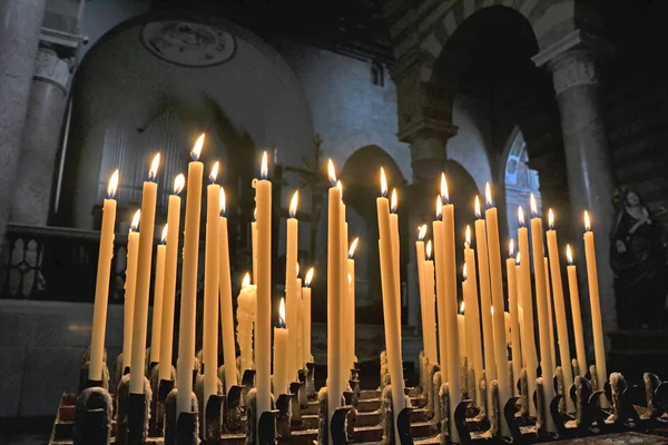 Bougies dans une église — Photo
