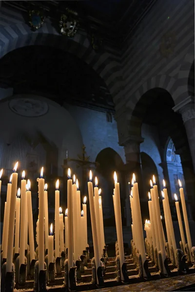 Свечи в церкви — стоковое фото