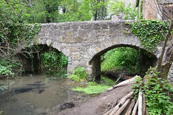 Παλιό πέτρινο γεφύρι — Φωτογραφία Αρχείου