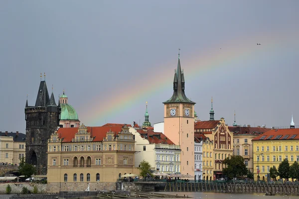 Arco-íris acima da ponte Charles em Praga — Fotografia de Stock