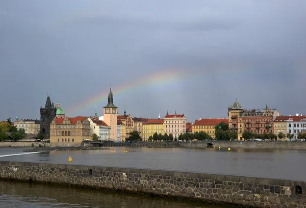Arco-íris acima da ponte Charles em Praga — Fotografia de Stock