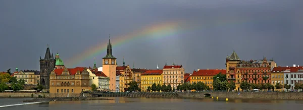 Ουράνιο τόξο στη γέφυρα του Καρόλου στην Πράγα — Φωτογραφία Αρχείου