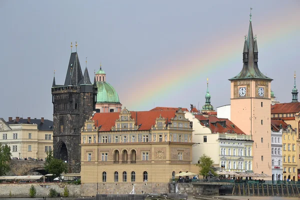 Ουράνιο τόξο πάνω από την γέφυρα του Καρόλου στην Πράγα — Φωτογραφία Αρχείου