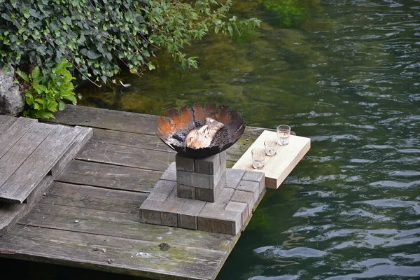 Barbecue au bord de la rivière — Photo