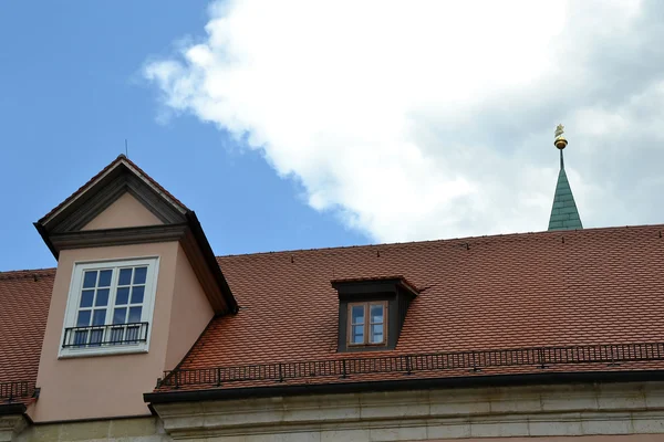 Kırmızı çatı ve Mansard çatı katı — Stok fotoğraf
