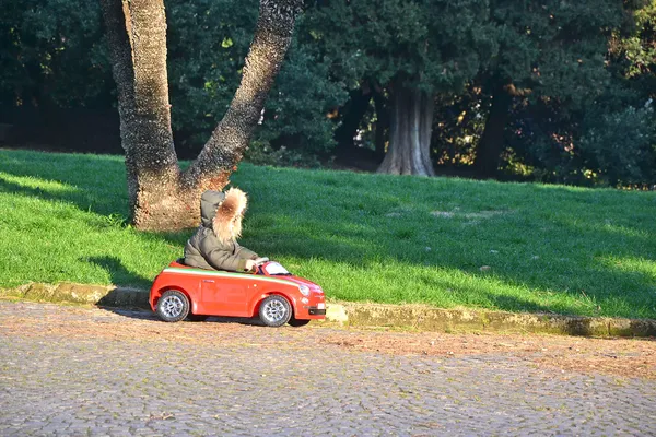 Bir arabayı kullanan çocuk — Stok fotoğraf
