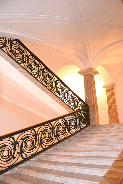 在卡波迪蒙特博物馆内的楼梯 — 图库照片