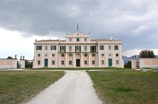 Итальянская сельская резиденция — стоковое фото