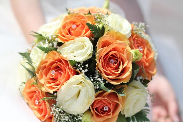 Bridal bouquet in the hands — Stock Photo, Image
