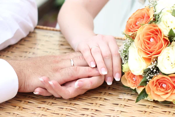 Hands beside a bouquet — Stock Photo, Image