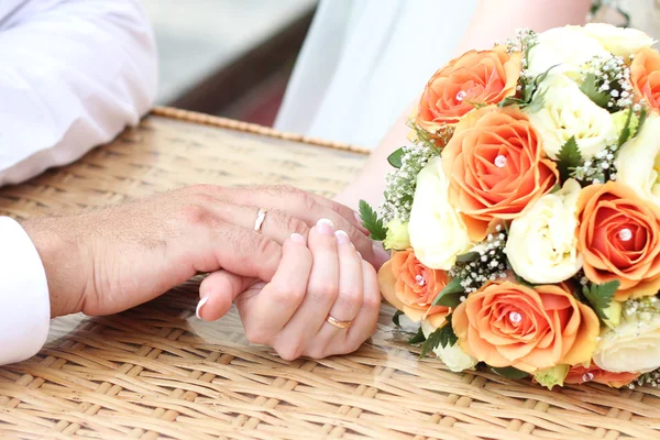 Mãos da noiva e noivo — Fotografia de Stock