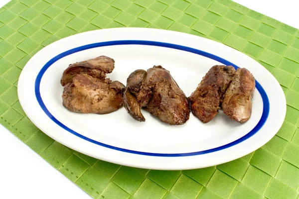 Три куриные печени в тарелке — стоковое фото