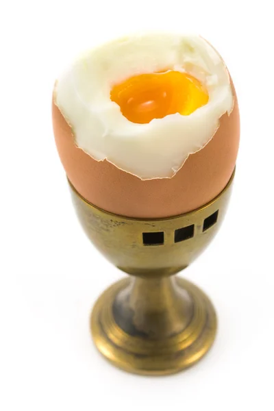 Huevo en taza de latón viejo — Foto de Stock
