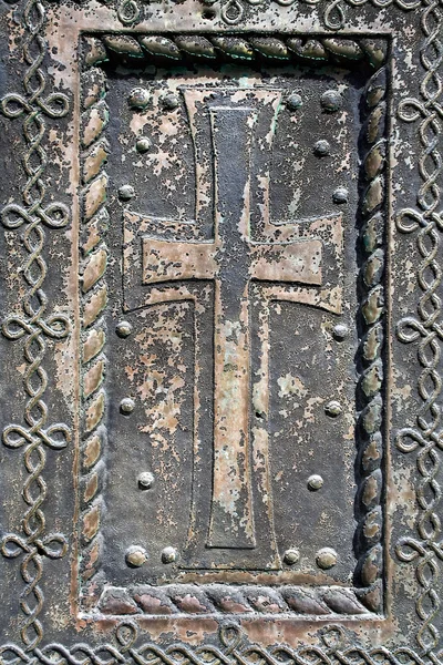 Крест на старой двери церкви — стоковое фото