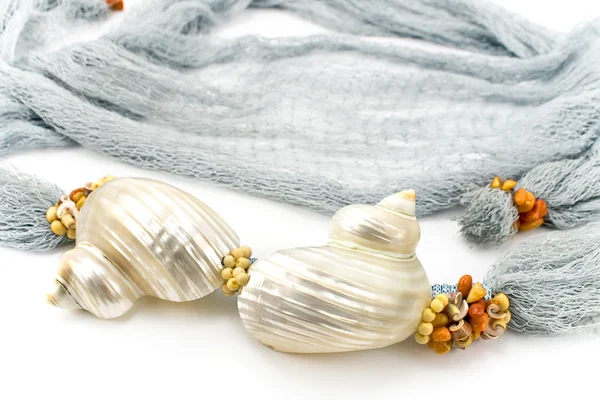 Seashells på farverige kvindelige tørklæde - Stock-foto