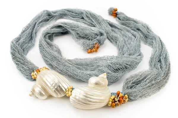 Seashells sulla sciarpa femminile colorata — Foto Stock