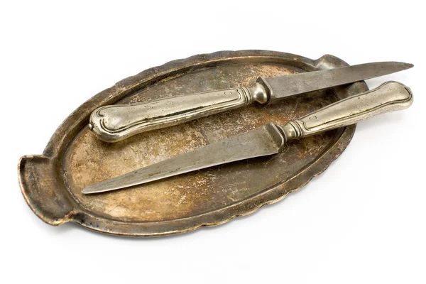 Iki antika masa tablası üzerinde bıçaklar — Stok fotoğraf
