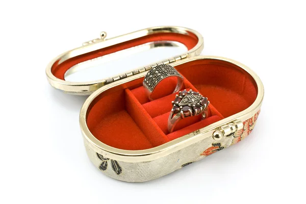 Шелковая коробка с серебряными кольцами — стоковое фото