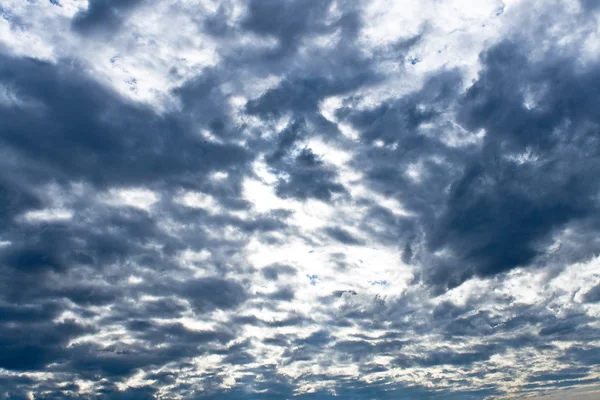 Dunkelschwarze Wolken am Himmel — Stockfoto