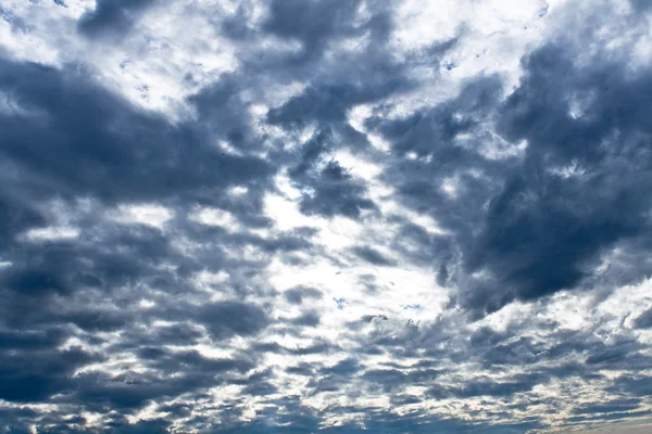 Nuages noirs sombres dans le ciel — Photo