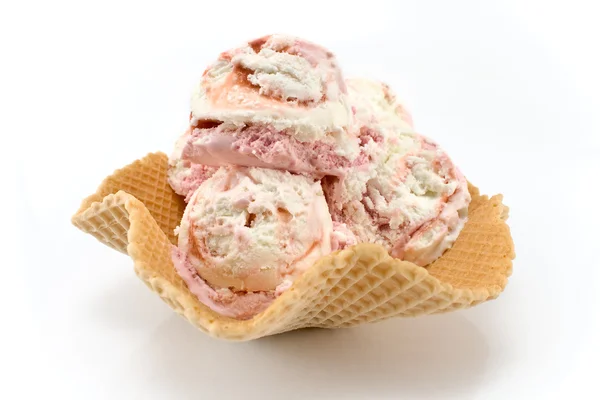 ストロベリーのアイス クリーム コーン — ストック写真
