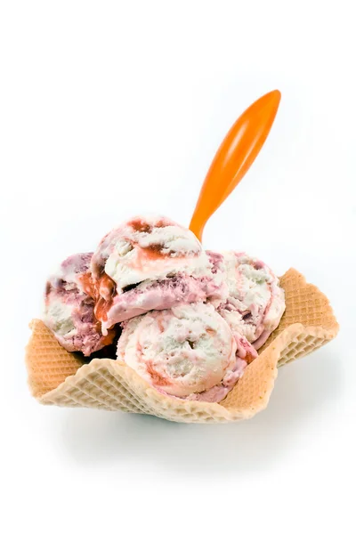 いちごのアイスクリーム円錐形のスプーンで — ストック写真