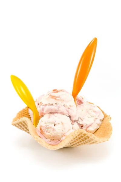 ไอศกรีมสตรอเบอร์รี่ในโคนกับช้อน — ภาพถ่ายสต็อก