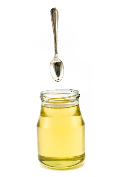 In pot met zilveren lepel honing — Stockfoto
