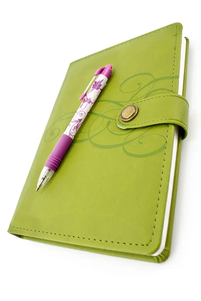 Pióra i zielony notatnik — Zdjęcie stockowe