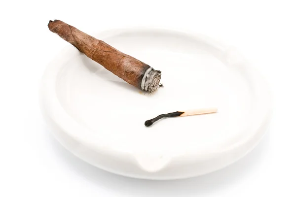 Röka cigarr i en askkopp — Stockfoto