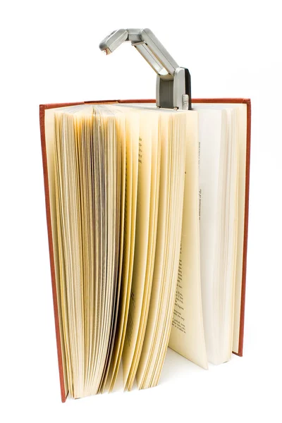Resor boka lampa på röd inbunden bok — Stockfoto