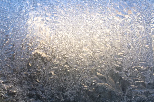 Modello di ghiaccio su una finestra in inverno — Foto Stock